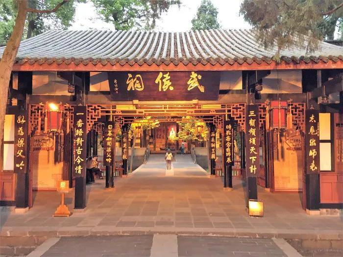 刘伯温路过武侯祠,写14字羞辱诸葛亮,结果却被12字回敬惊到下跪_历史_